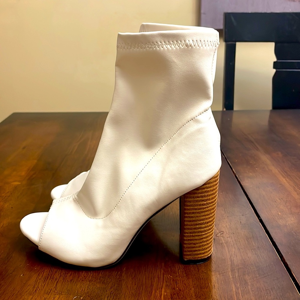 White boots with open toe. Really cute! Never worn Size 8.5